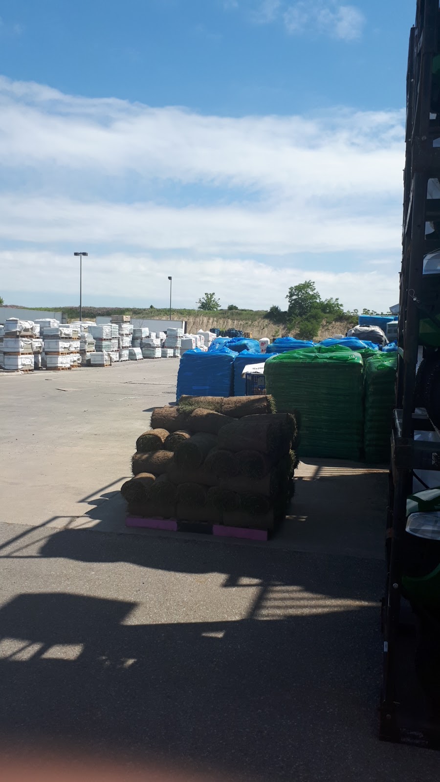 Lowes Garden Centre | 10111 Heart Lake Rd, Brampton, ON L6Z 0E4, Canada | Phone: (905) 843-4300