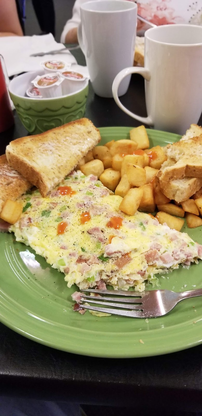 Gimli Hotel Restaurant | 21 Centre St, Gimli, MB R0C 1B0, Canada | Phone: (204) 642-3284