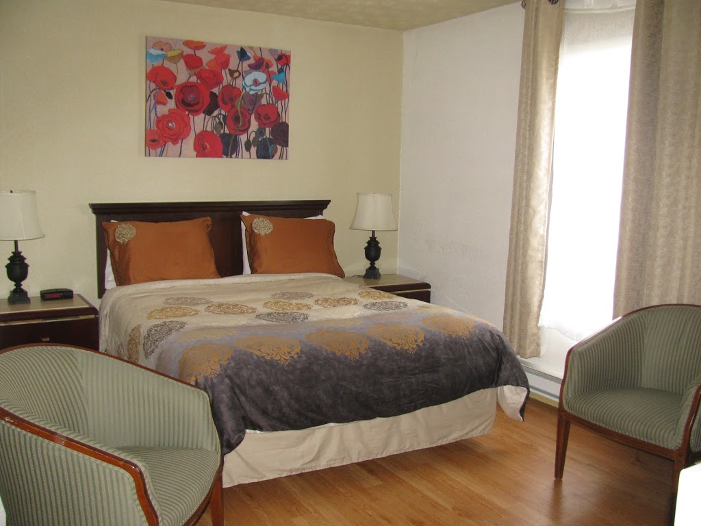 Motel de lOutlet | 82 Rue de Hatley, Magog, QC J1X 3G4, Canada | Phone: (819) 847-2609