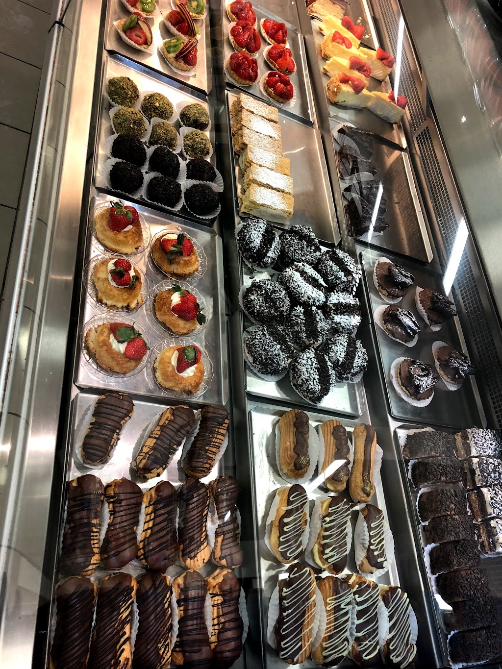 Boulangerie Achtarout | 9215 Rue Charles-de-LaTour, Montréal, QC H4N 1M4, Canada | Phone: (514) 387-5646