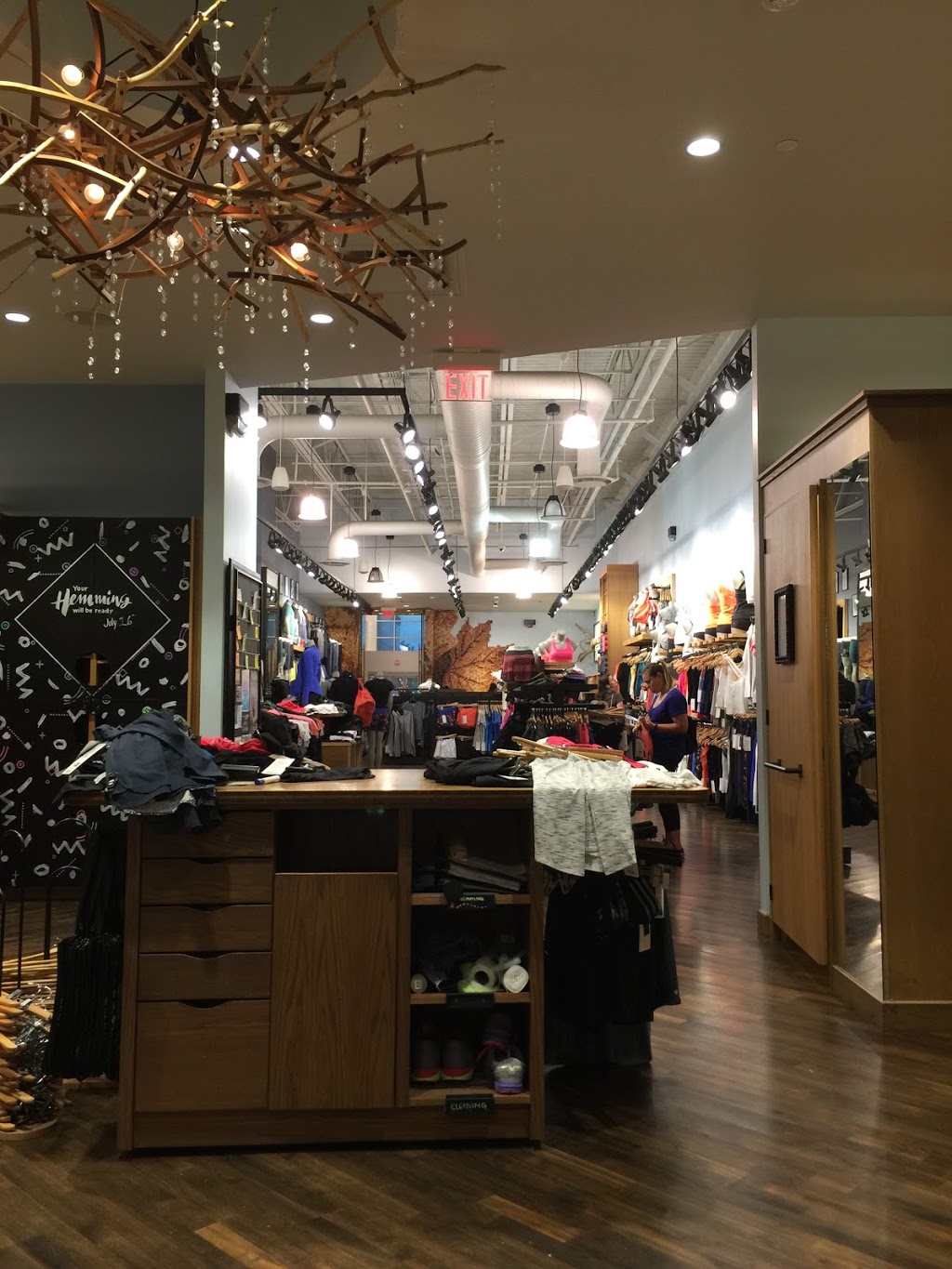 lululemon | 3401 Dufferin St Unit 512, Toronto, ON M6A 2T9, Canada | Phone: (416) 256-3883