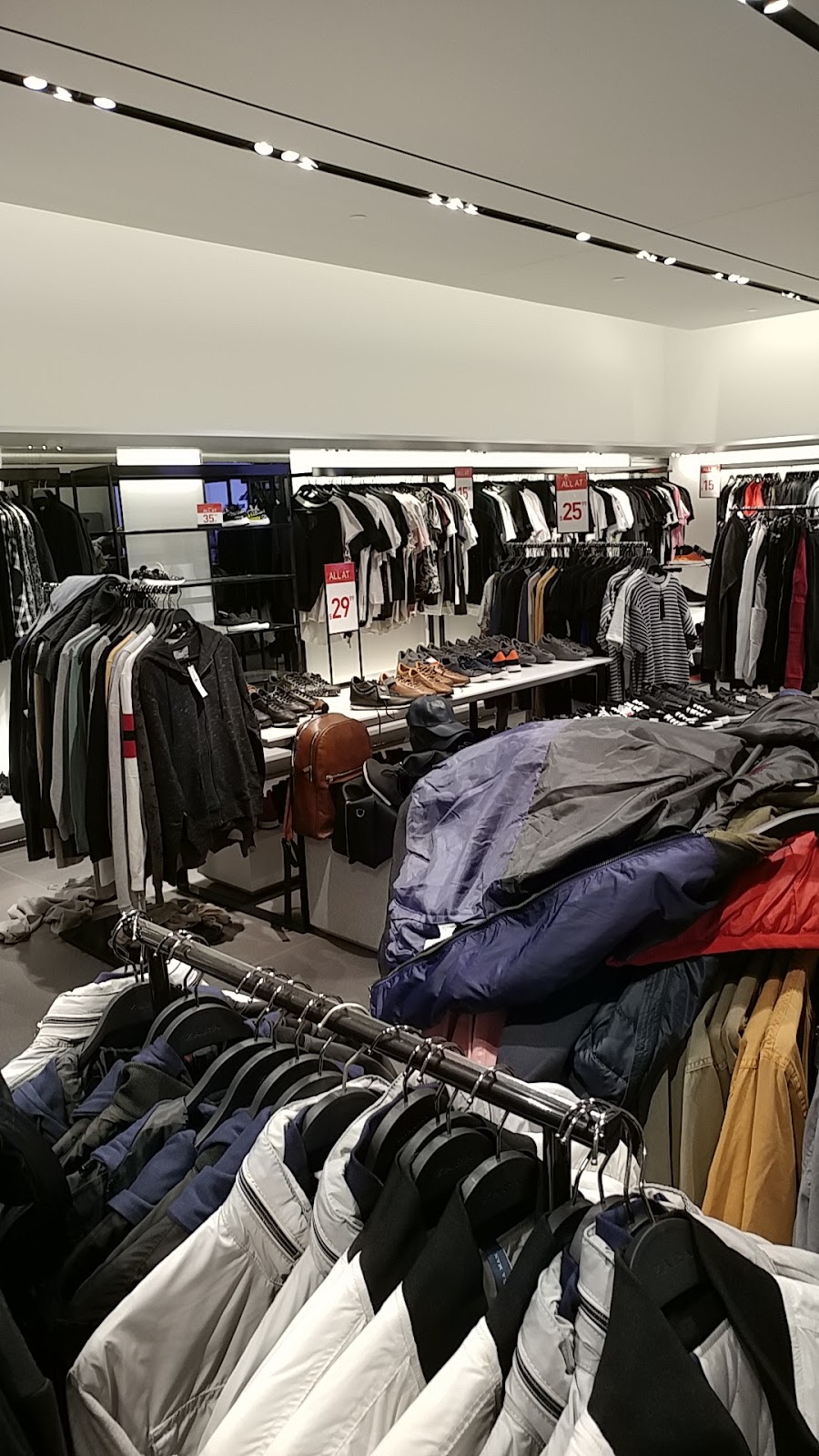 Zara | 25 The West Mall, Etobicoke, ON M9C 1B8, Canada | Phone: (416) 622-8939