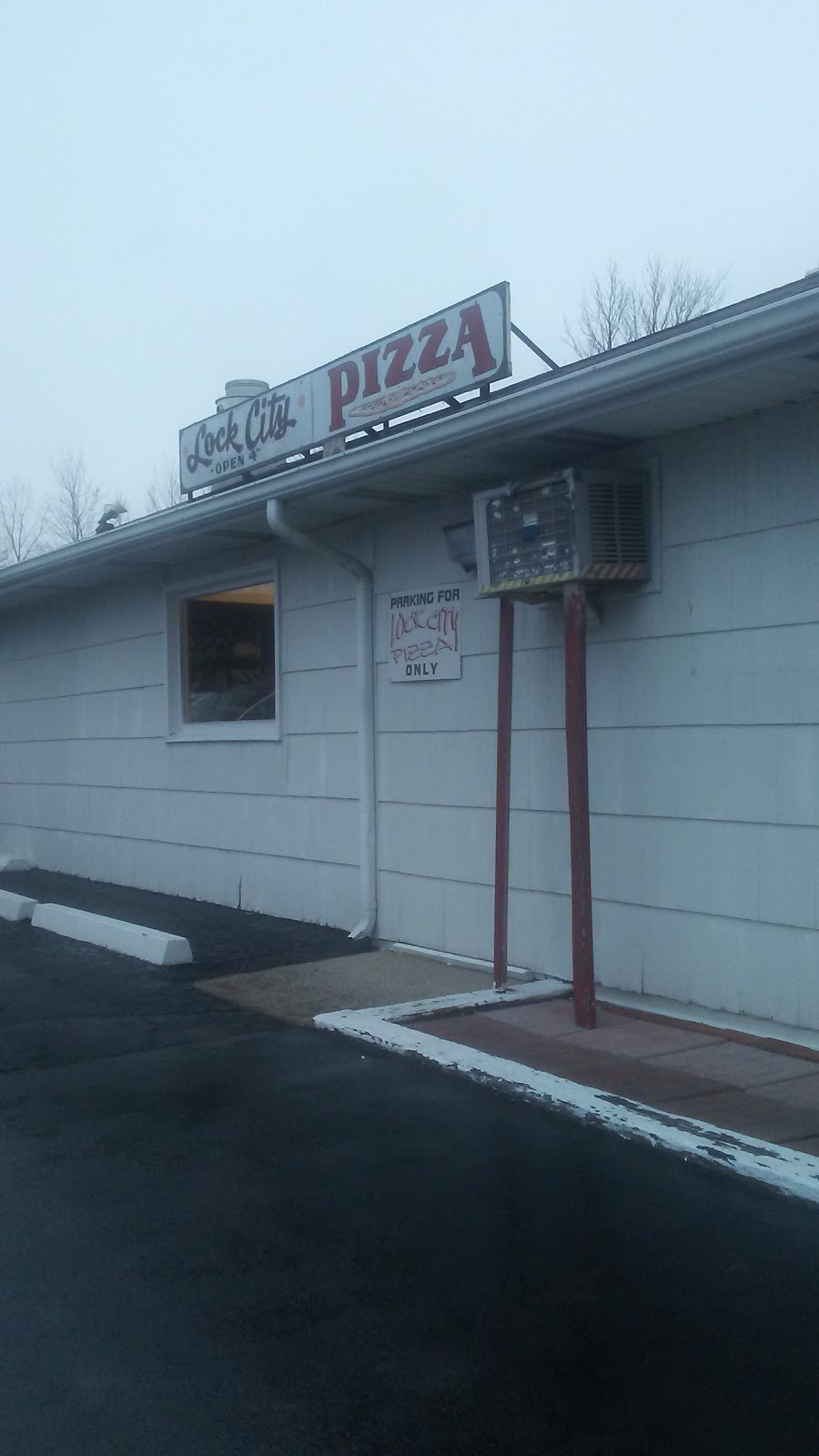 Lock City Pizza | 379 Davison Rd, Lockport, NY 14094, USA | Phone: (716) 433-3413