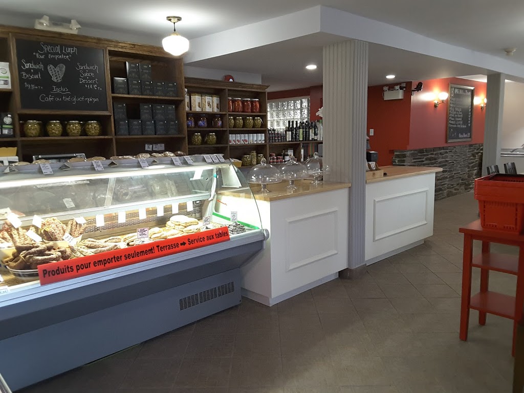 Restaurant Le St-Raphaël | 1005 Rue Principale, Cowansville, QC J2K 1K4, Canada | Phone: (450) 263-5865