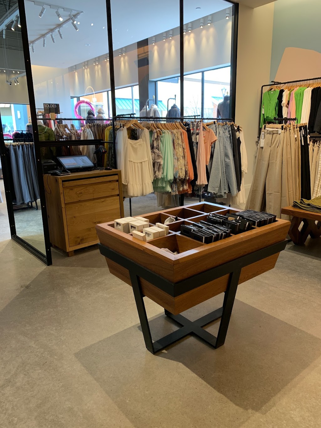 Aritzia | 19001 Chemin Notre Dame #102, Blainville, QC J7C 5L4, Canada | Phone: (450) 979-1425