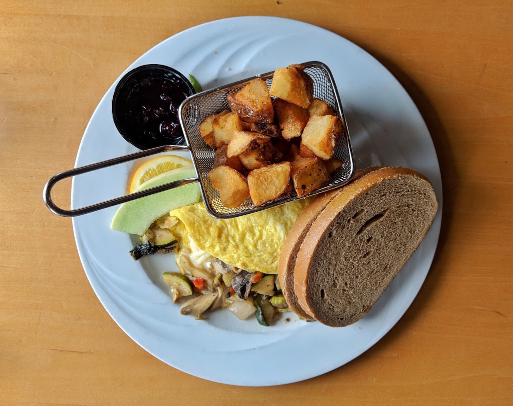 The Farmhouse Restaurant | 268 Bradford St, Barrie, ON L4N 3B7, Canada | Phone: (705) 737-0522