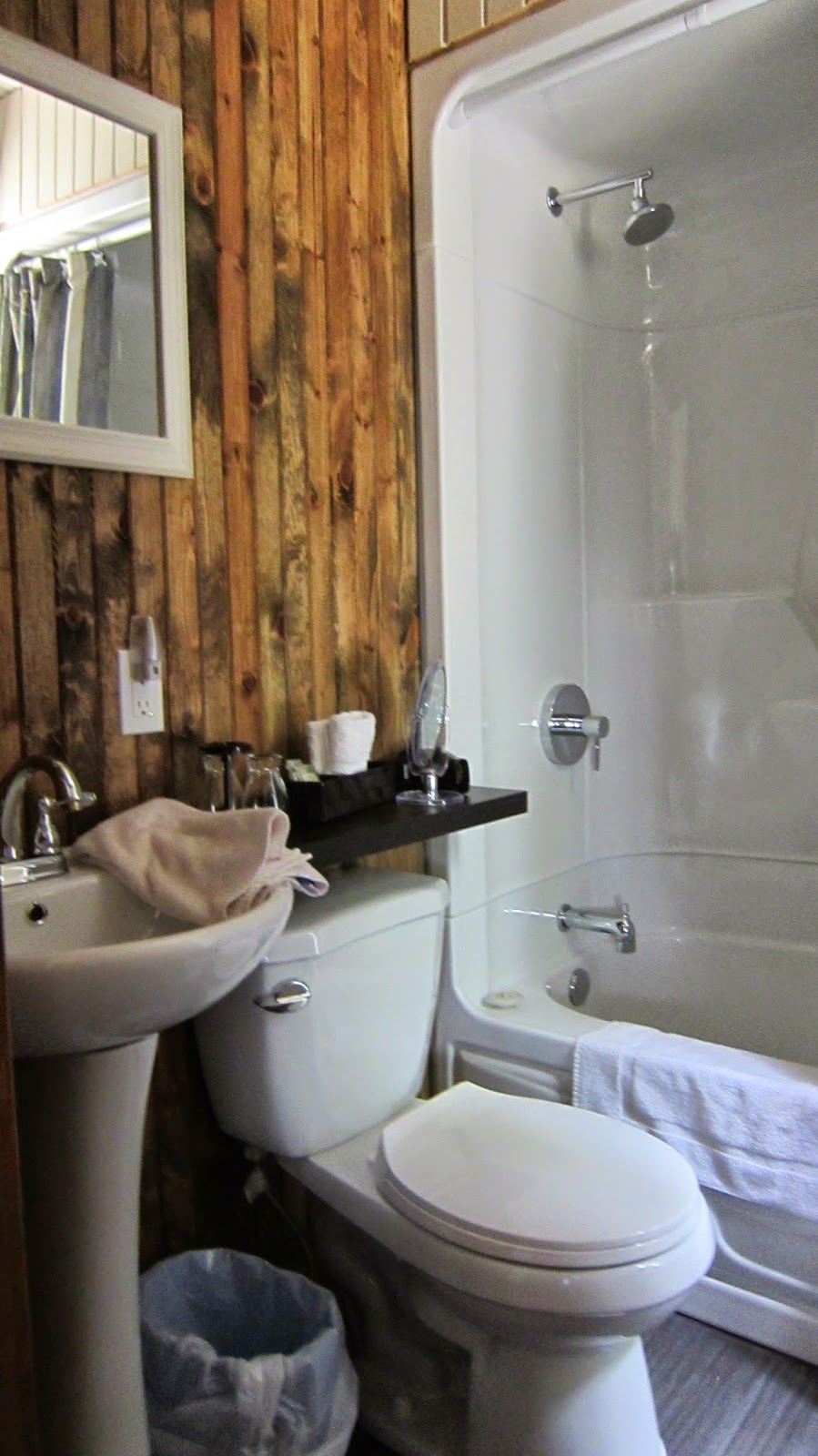 AUBERGE LE FOUR À PAIN | 968 Rue Principale, Petite-Rivière-Saint-François, QC G0A 2L0, Canada | Phone: (418) 632-5550