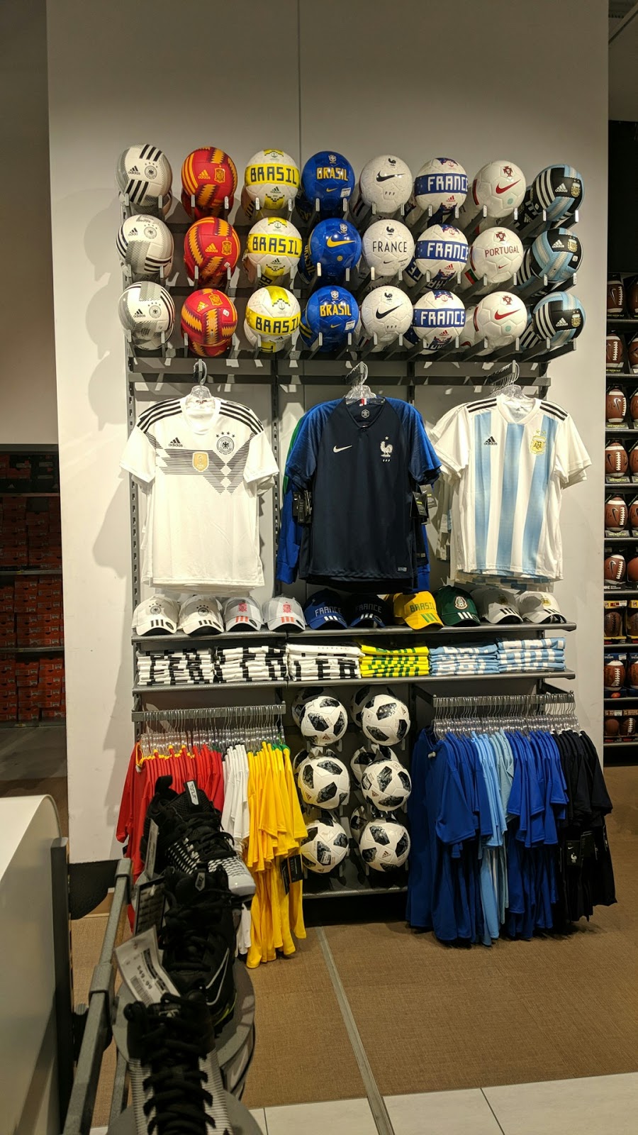 Sports Experts | 3035 Boulevard le Carrefour, Laval, QC H7T 1C8, Canada | Phone: (450) 682-0032