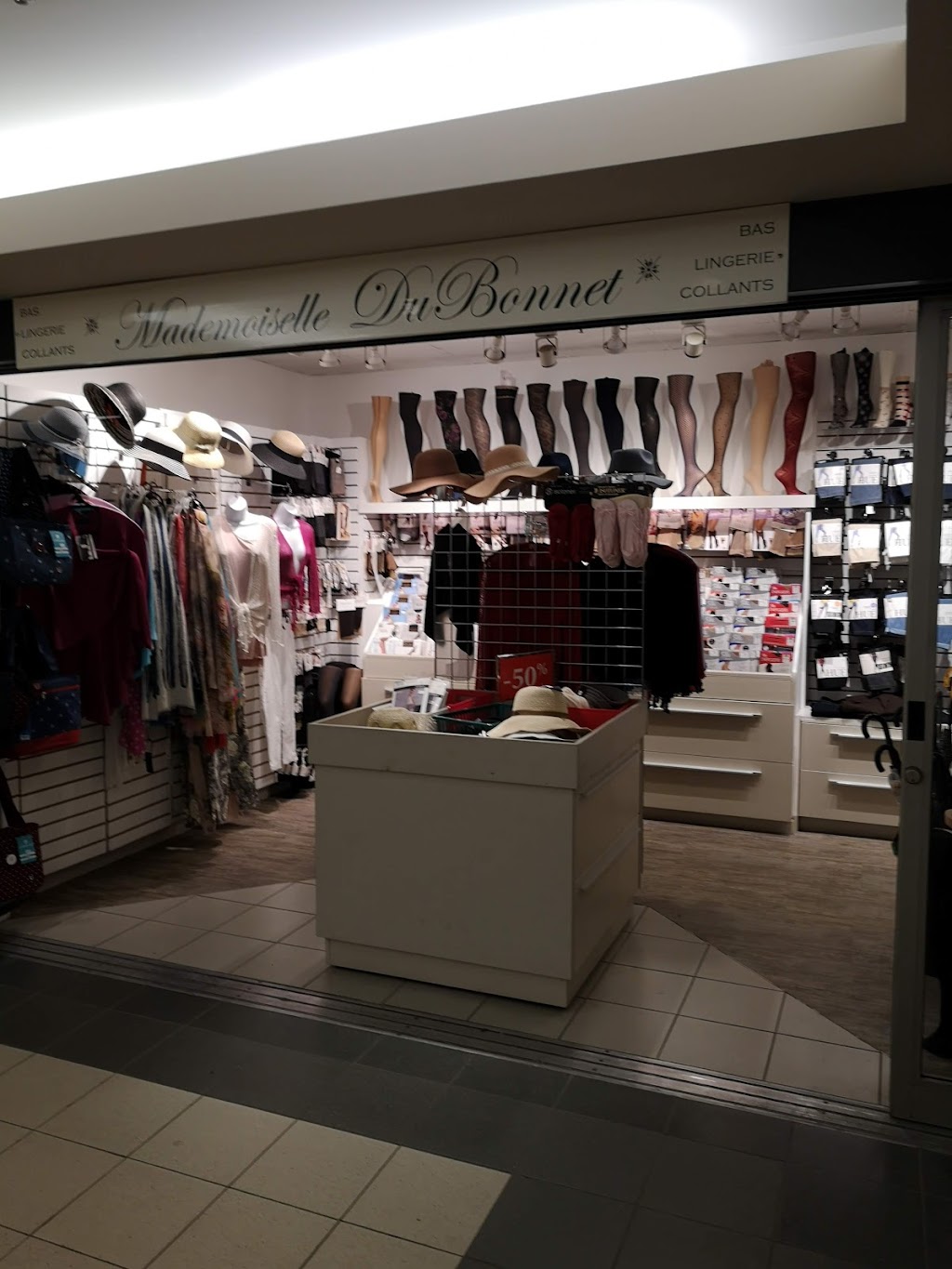 Mademoiselle Du Bonnet | 1000 Rue De La Gauchetière O, Montréal, QC H3B 4W5, Canada | Phone: (514) 871-1002