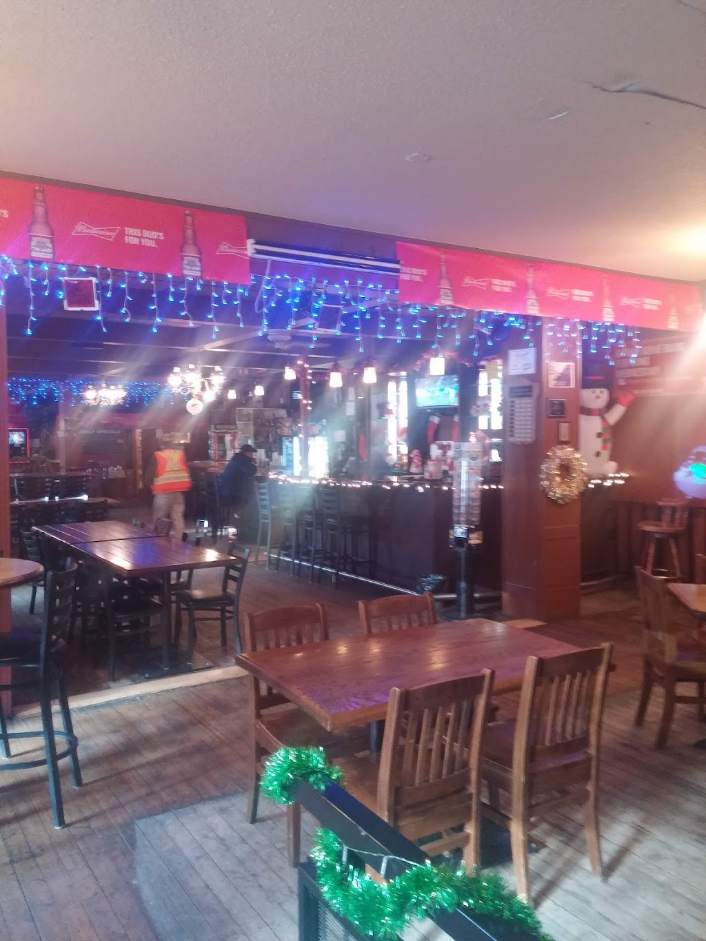 Queens Hotel | 207 24 St, Fort Macleod, AB T0L 0Z0, Canada | Phone: (403) 553-4343
