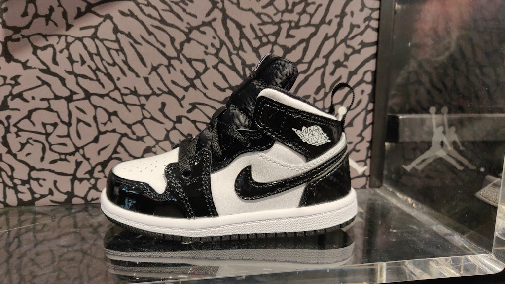 Foot Locker | 2960 Kingsway Drive Space E6a, Kitchener, ON N2C 1X1, Canada | Phone: (519) 893-9609