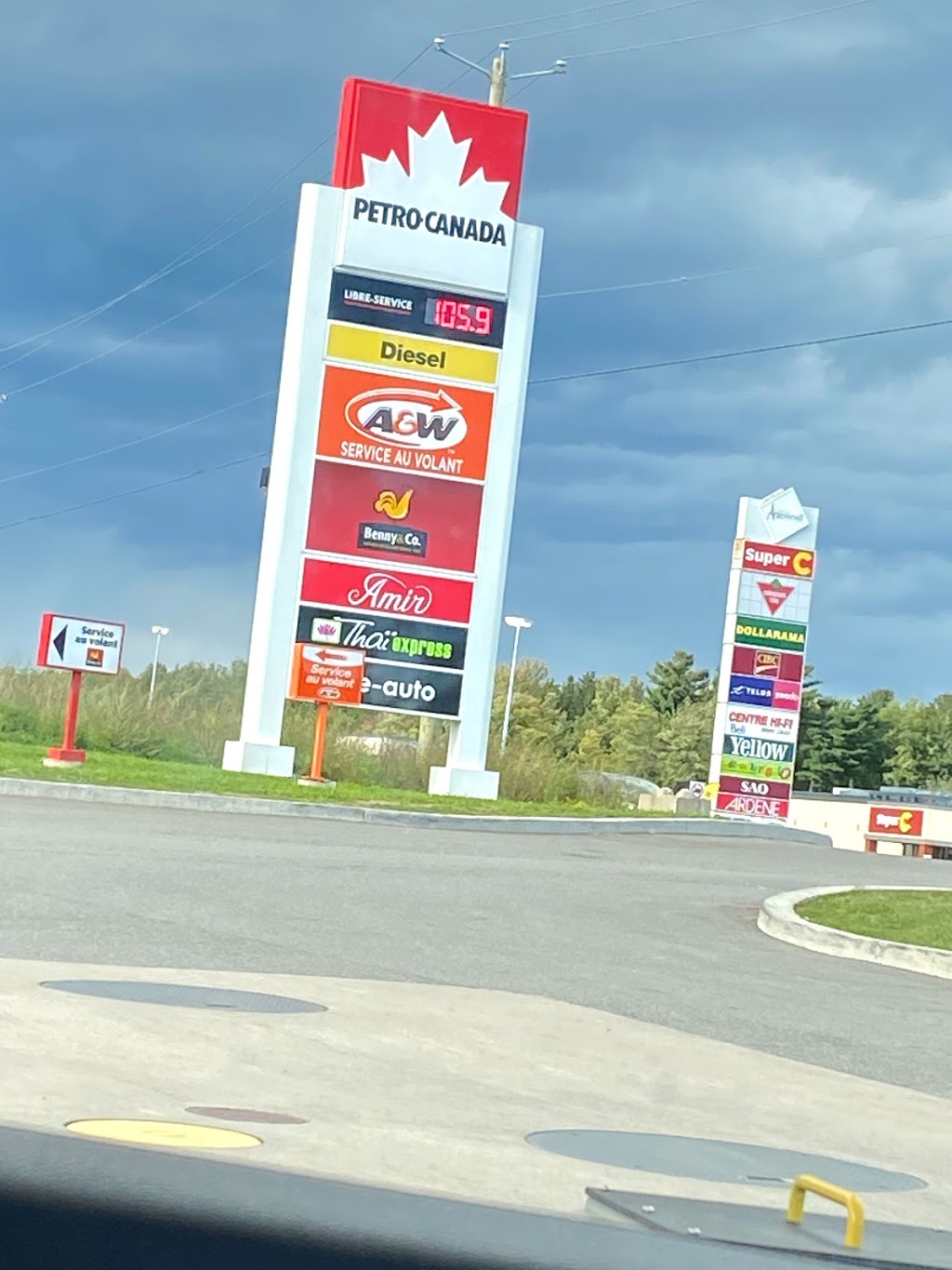 Petro-Canada et Lave-Auto | 510 Avenue Béthany #2, Lachute, QC J8H 4H5, Canada | Phone: (450) 562-9332