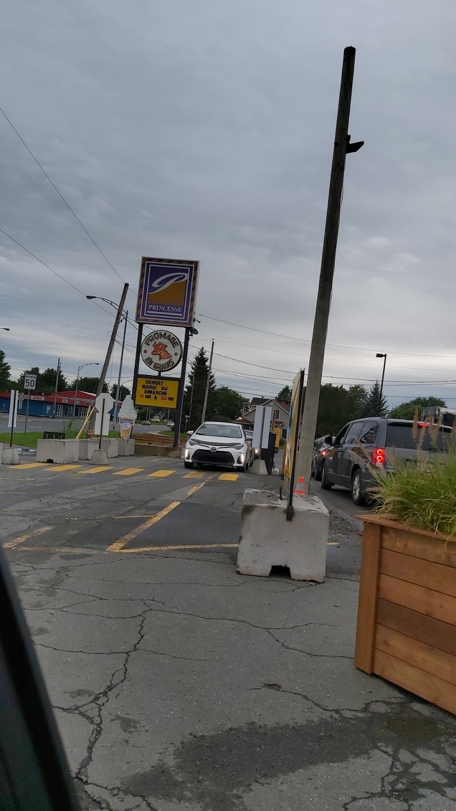 Restaurant Princesse - La p’tite Vache Poutine Mobile | 77 Boulevard Baril O, Princeville, QC G6L 3V4, Canada | Phone: (819) 364-5399