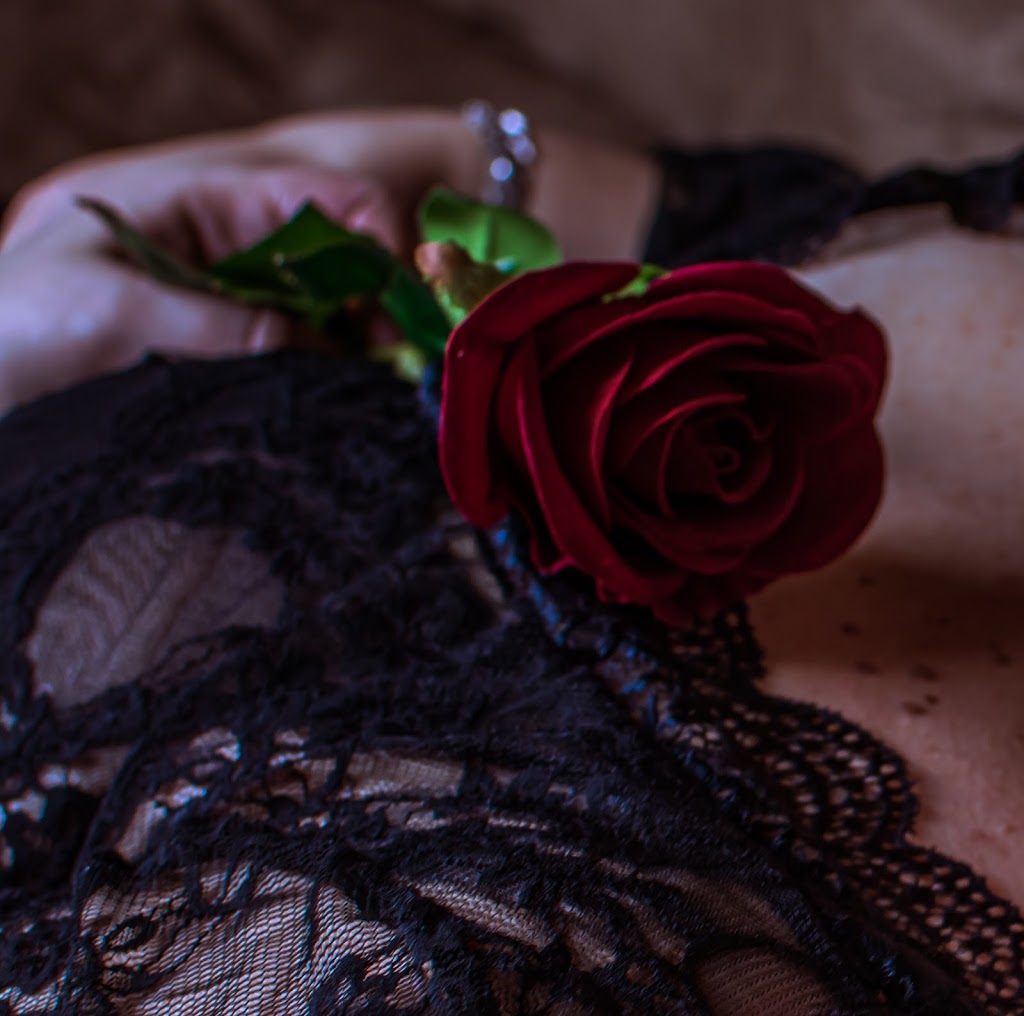 Lumineer Boudoir | 369 Muskoka Beach Rd, Gravenhurst, ON P1P 1M7, Canada | Phone: (705) 205-2094