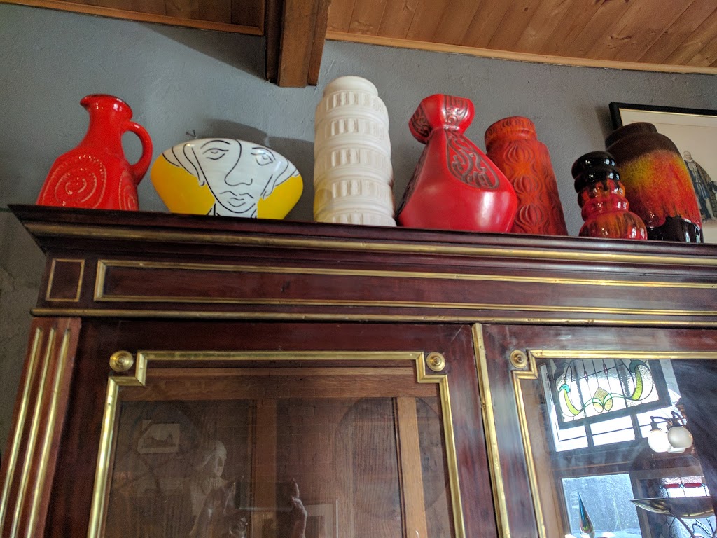Jonnys Antiques | 10 William Shakespeare St, Shakespeare, ON N0B 2P0, Canada | Phone: (519) 625-8307