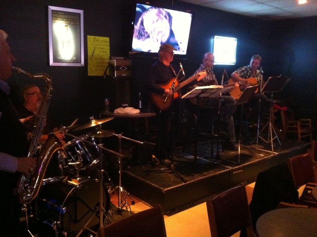 Bar M | 3044 Route Lagueux, Saint-Étienne-de-Lauzon, QC G6J 1K2, Canada | Phone: (418) 836-0224