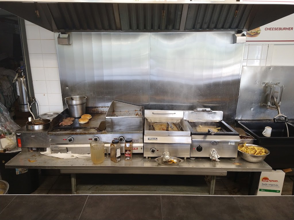 Chez Tasso bar (Poutine +) | 4490 QC-112, Ascot Corner, QC J0B 1A0, Canada | Phone: (819) 446-6994