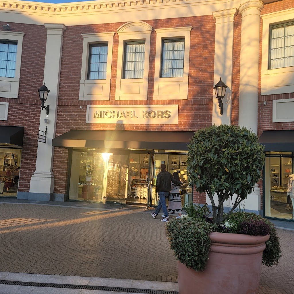 Michael Kors Outlet | 1075-7899 Templeton Station Rd Suite #40-41, Richmond, BC V7B 0B7, Canada | Phone: (604) 248-1440
