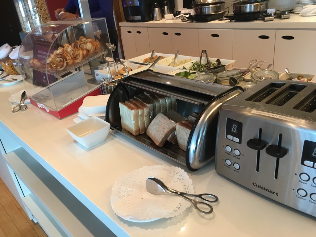 Plaza Premium Lounge Toronto (International Departures, Terminal | via Gate C32, International Departures, Terminal 3, Toronto Pearson International Airport (YYZ), Toronto, ON L4W 1S9, Canada | Phone: (416) 776-2655