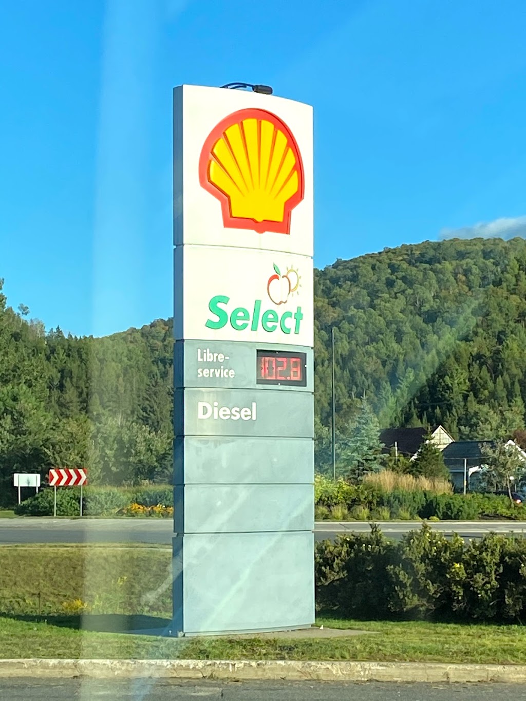 Shell | 231 Rue de Saint Jovite, Mont-Tremblant, QC J8E 2Z9, Canada | Phone: (819) 425-5552