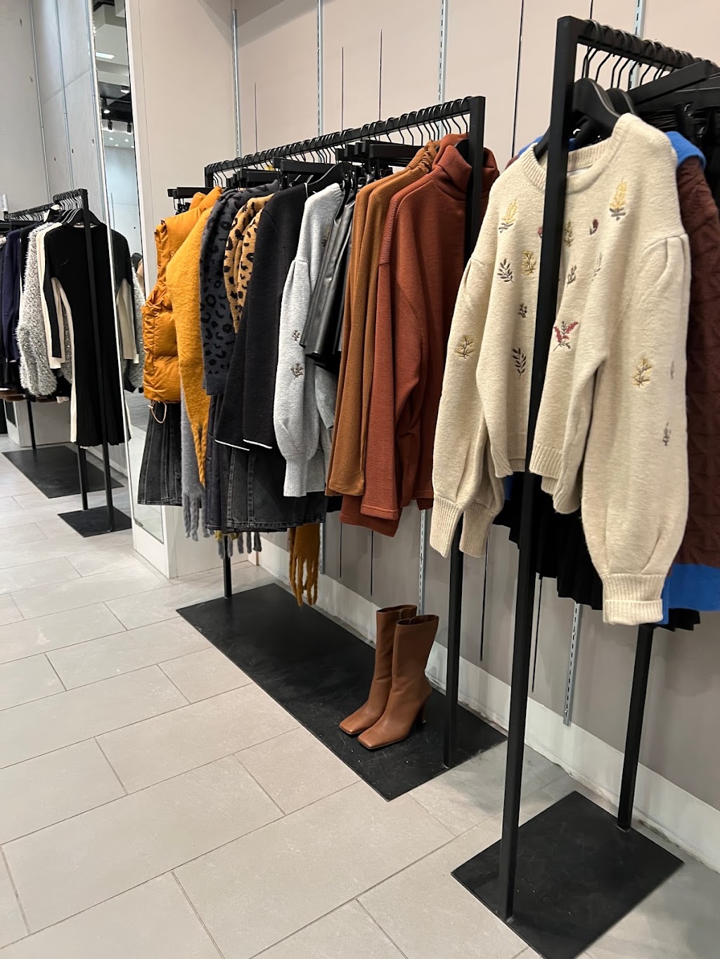 OAK + FORT | Unit L117a, 1485 Portage Ave, Winnipeg, MB R3G 0W4, Canada | Phone: (431) 489-1819