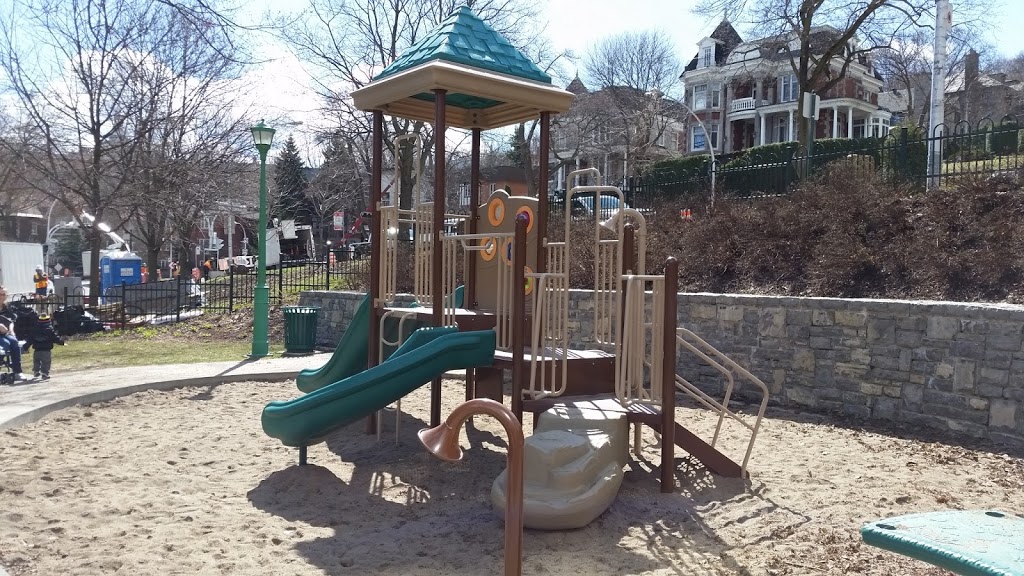 Mini-parc Ludger Beauregard | Avenue McNider, Montréal, QC H2V 4R3, Canada | Phone: (514) 872-0311