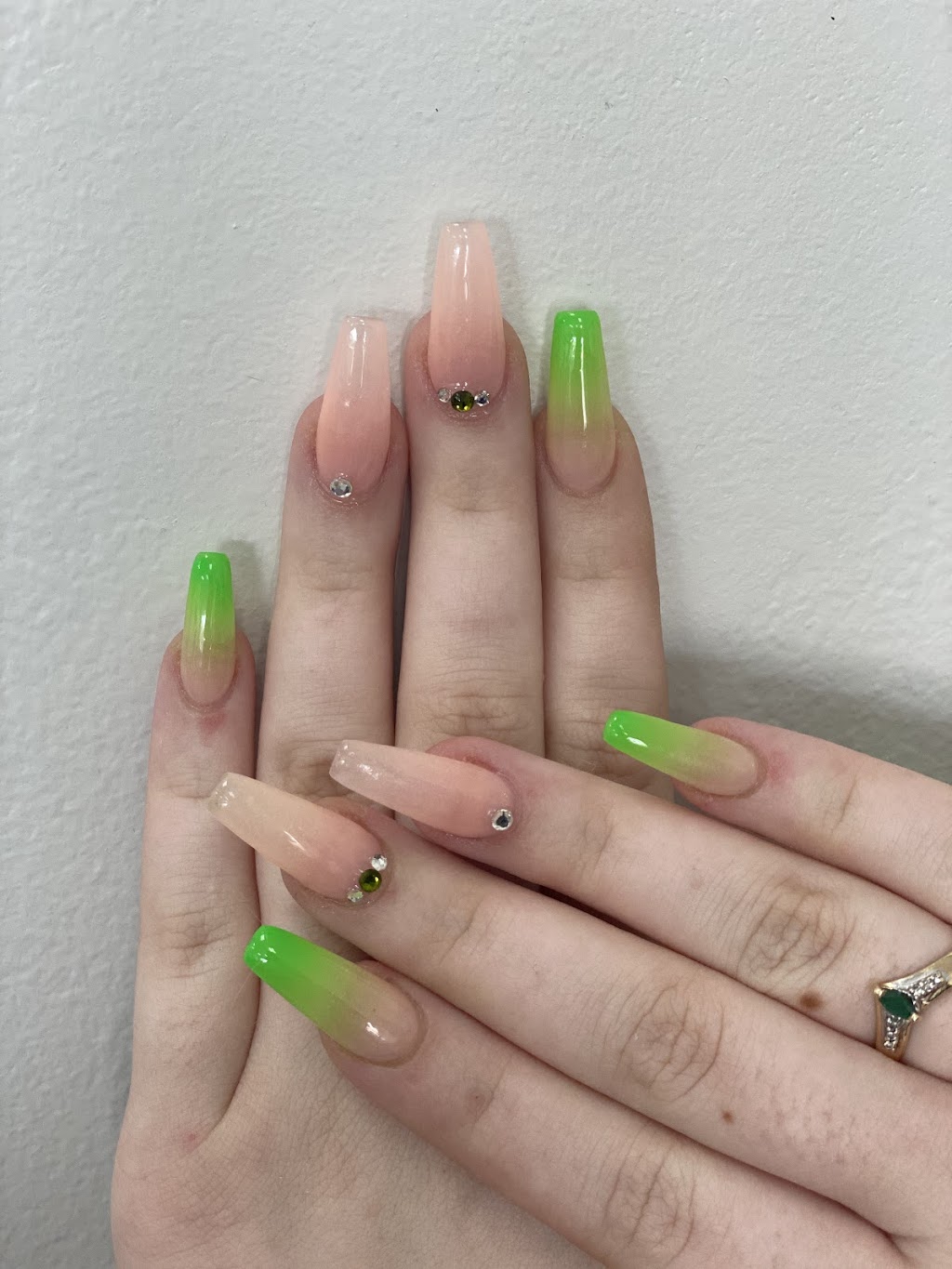 DKs Express Nails | 314 Queenston Rd, Hamilton, ON L8K 1H5, Canada | Phone: (905) 547-7007