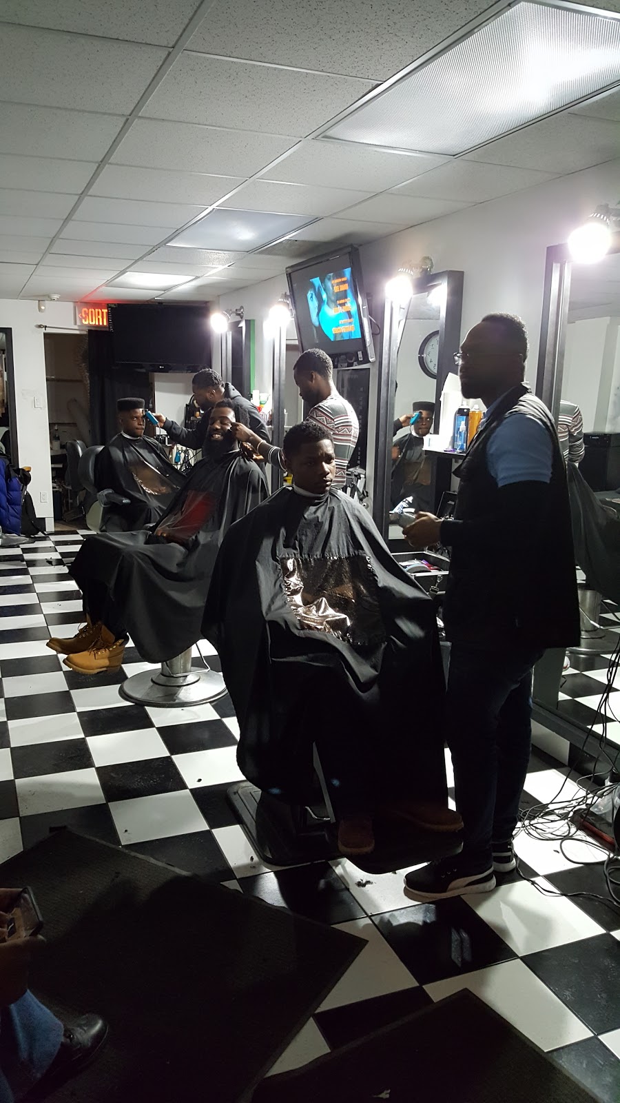 Diamonds Barbershop | 777 Rue Legendre E, Montréal, QC H2M 1H1, Canada | Phone: (514) 389-9777