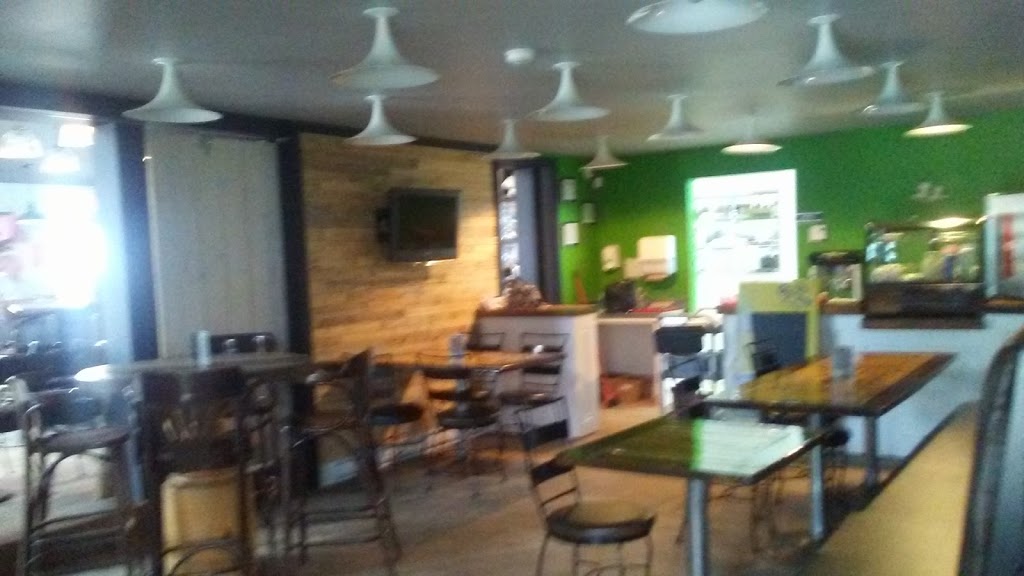 Café - Pub Le Flamant | 377 Boul St-Pierre, Saint-Raphaël, QC G0R 4C0, Canada | Phone: (418) 705-7575
