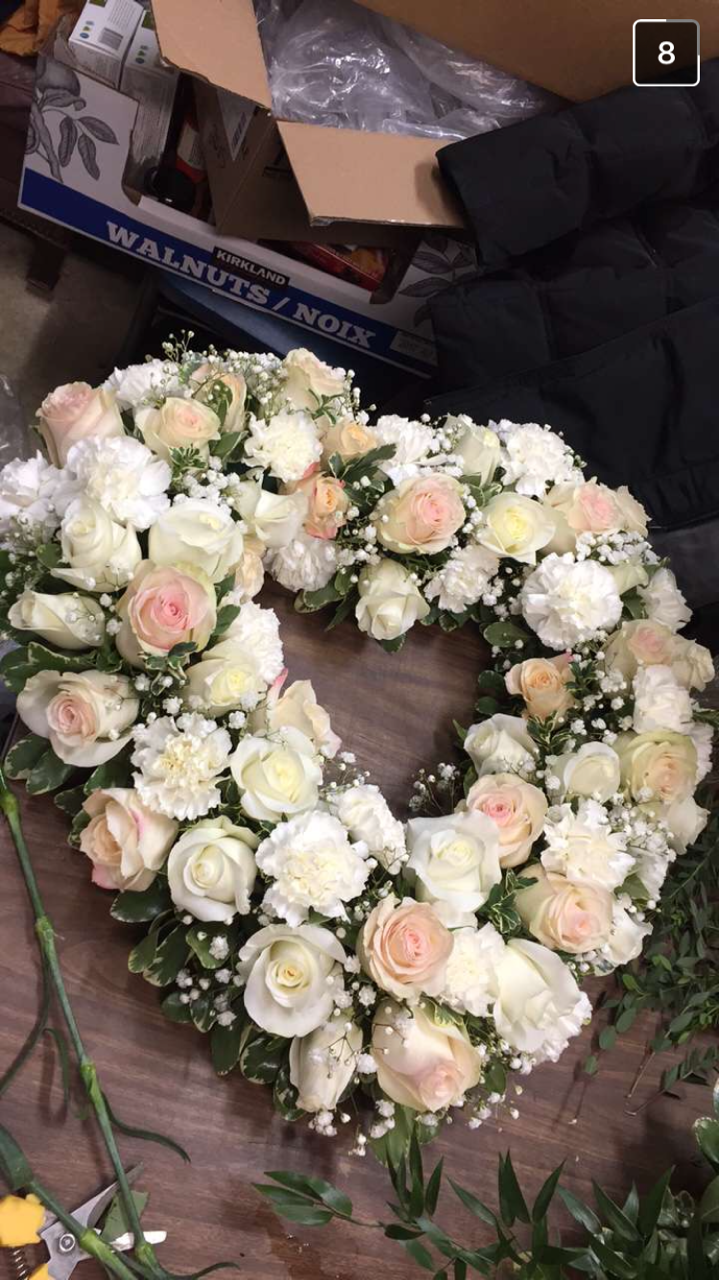 Applewood Village Florist | 1077 N Service Rd Unit #16, Mississauga, ON L4Y 1A6, Canada | Phone: (905) 279-7673