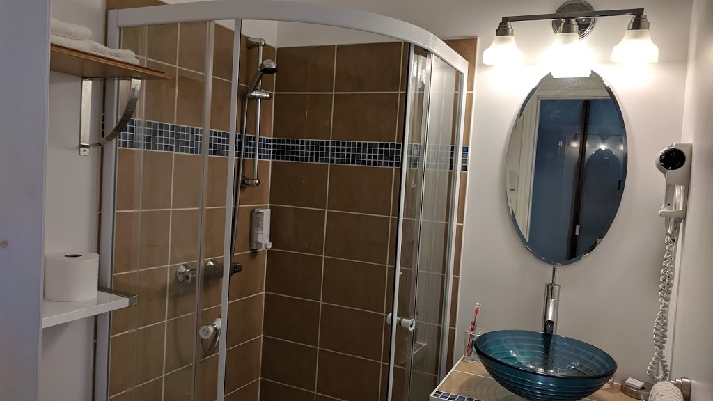 Auberge Près du Lac | 225 Avenue du Lac, Saint-Donat-de-Montcalm, QC J0T 2C0, Canada | Phone: (819) 424-2812