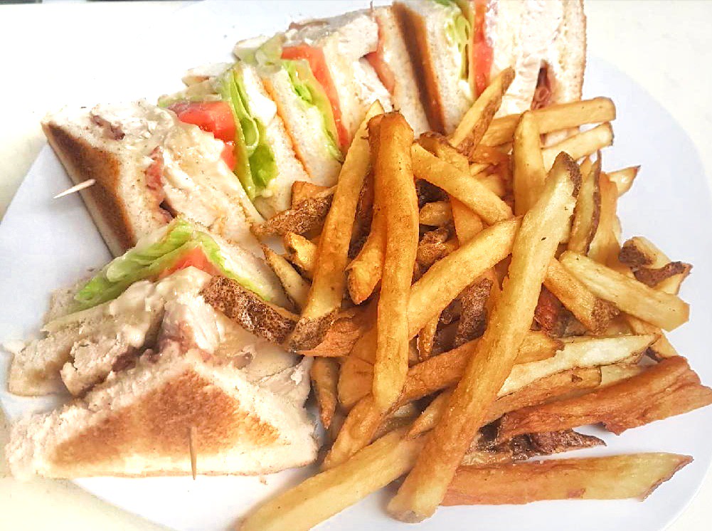 Izzys Schooners Restaurant & Patio Lookout | 35 Robinson St, Port Burwell, ON N0J 1T0, Canada | Phone: (519) 874-4363