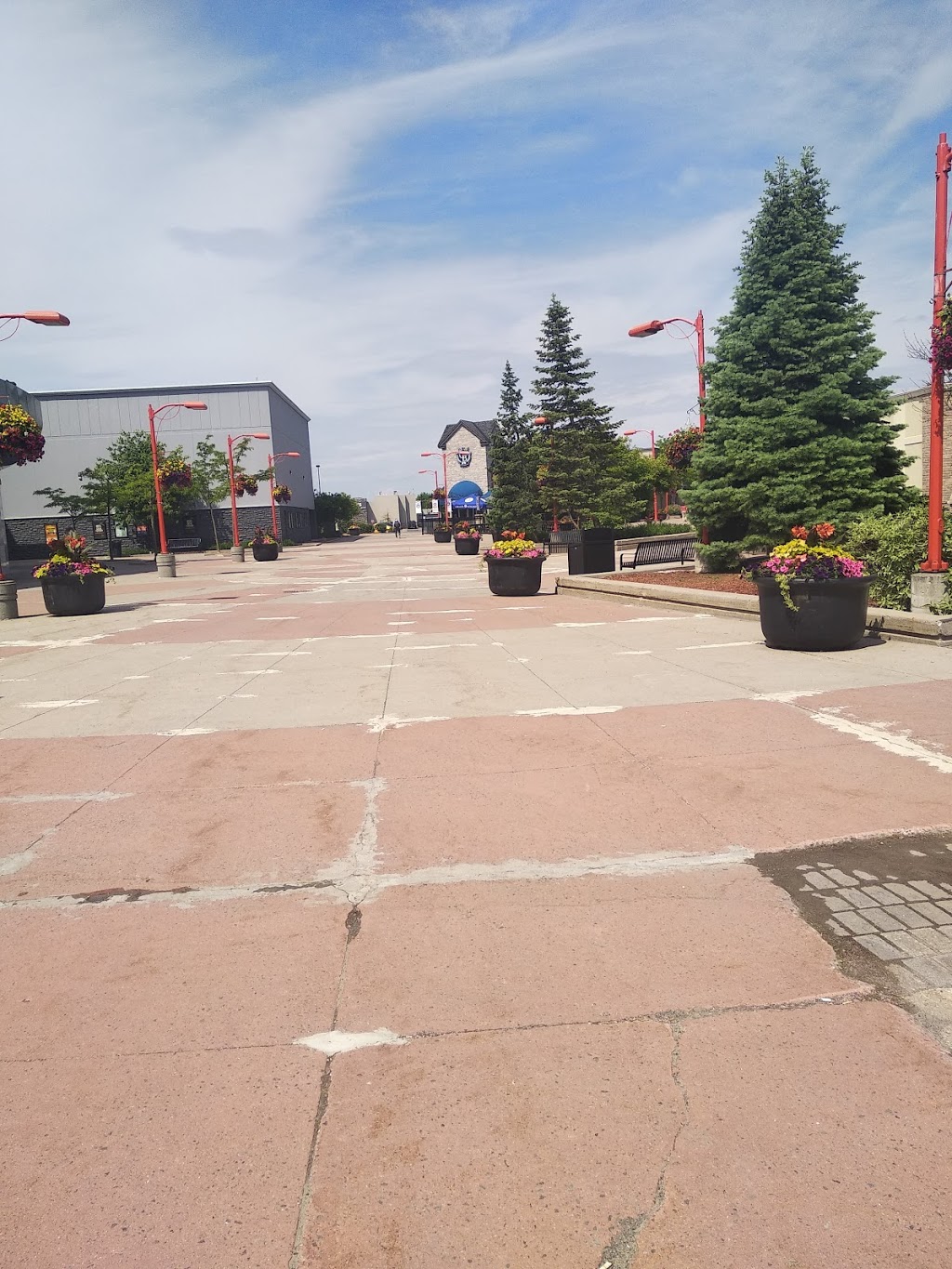 Kanata Entertainment Centrum | 745 Kanata Ave, Kanata, ON K2T 1H8, Canada | Phone: (613) 271-8046