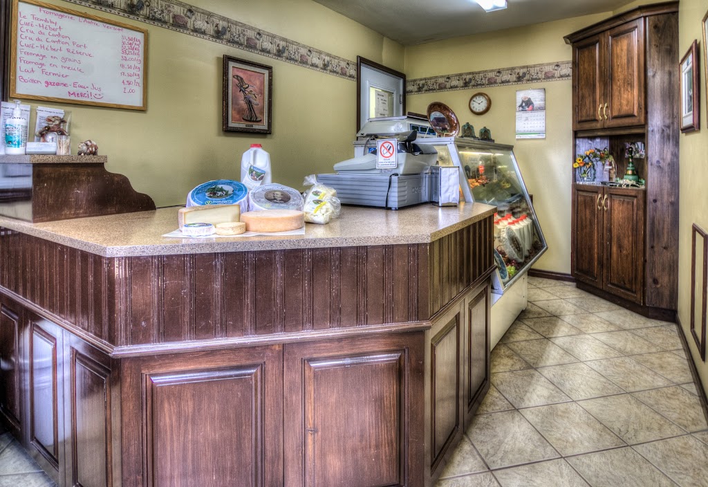 Fromagerie LAutre Versant | 901 3e Rang, Hébertville, QC G8N 1M6, Canada | Phone: (418) 344-1975