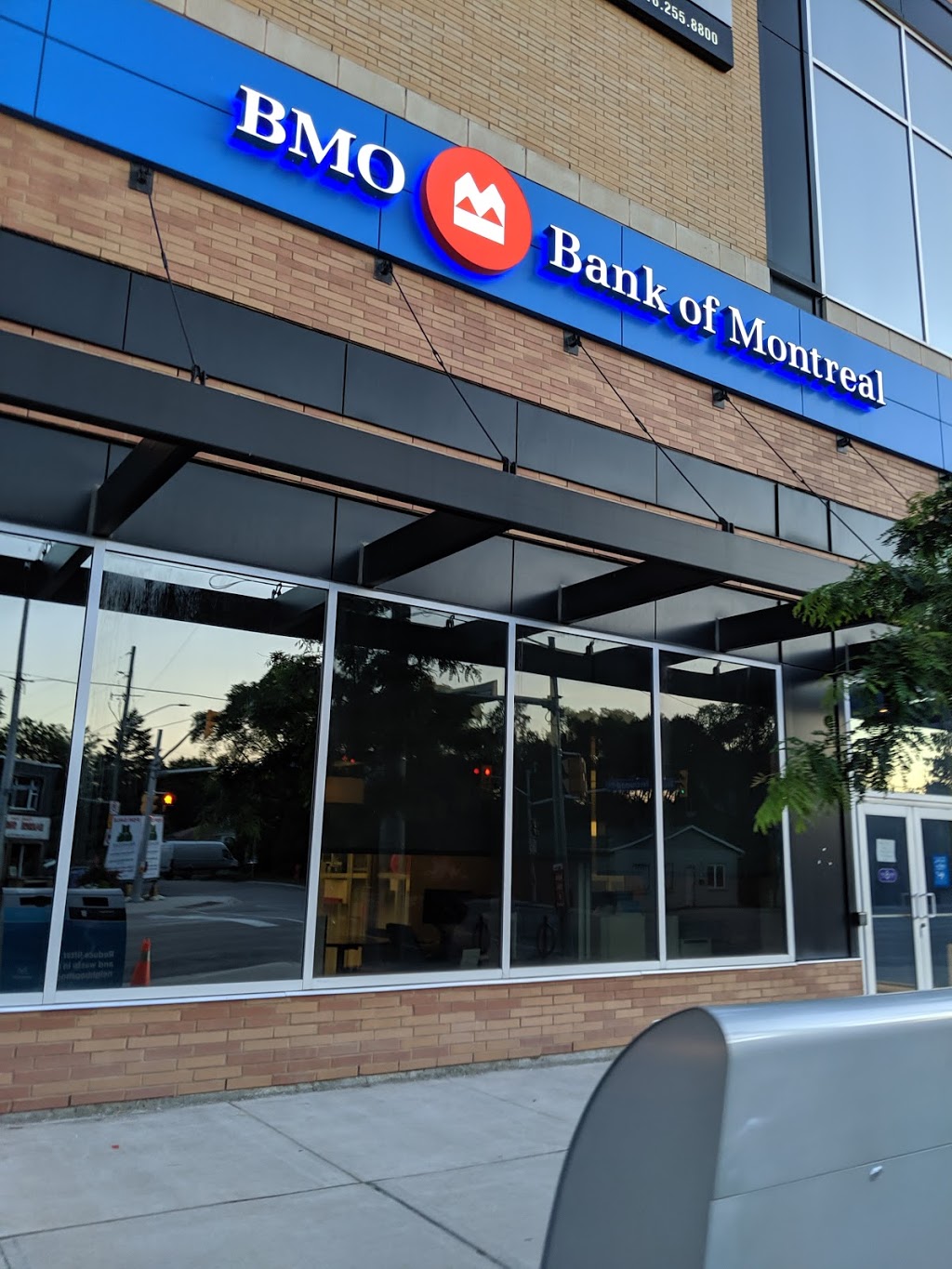 BMO Bank of Montreal | 515 Lakeshore Rd E #113, Mississauga, ON L5G 1H9, Canada | Phone: (905) 274-3438