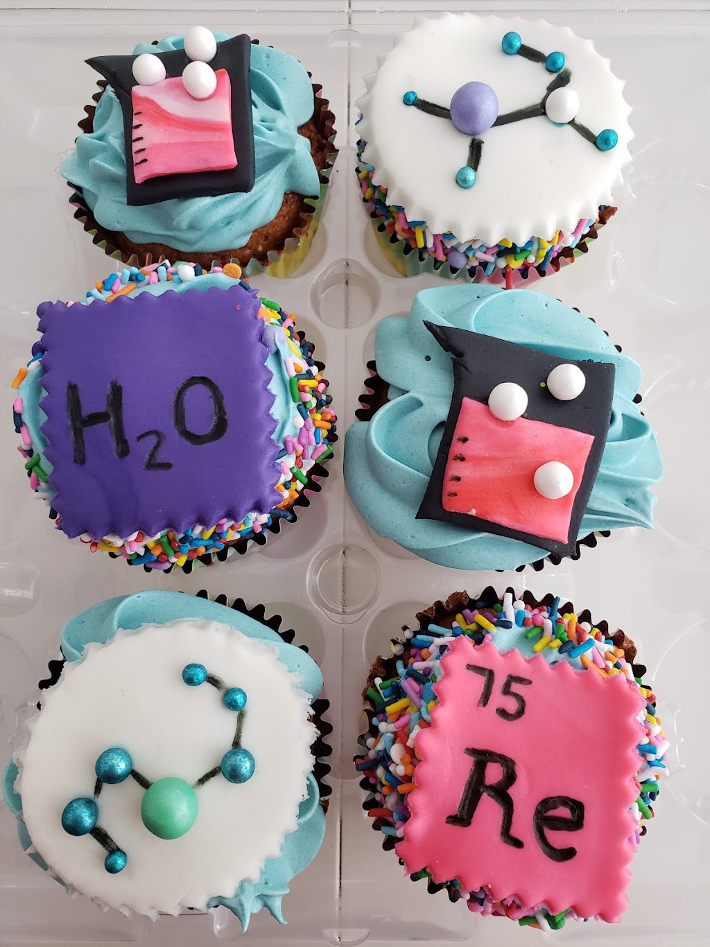 Vals Cupcakery | 1067 Ambercrest St, Gloucester, ON K1J 1G3, Canada | Phone: (613) 315-9656