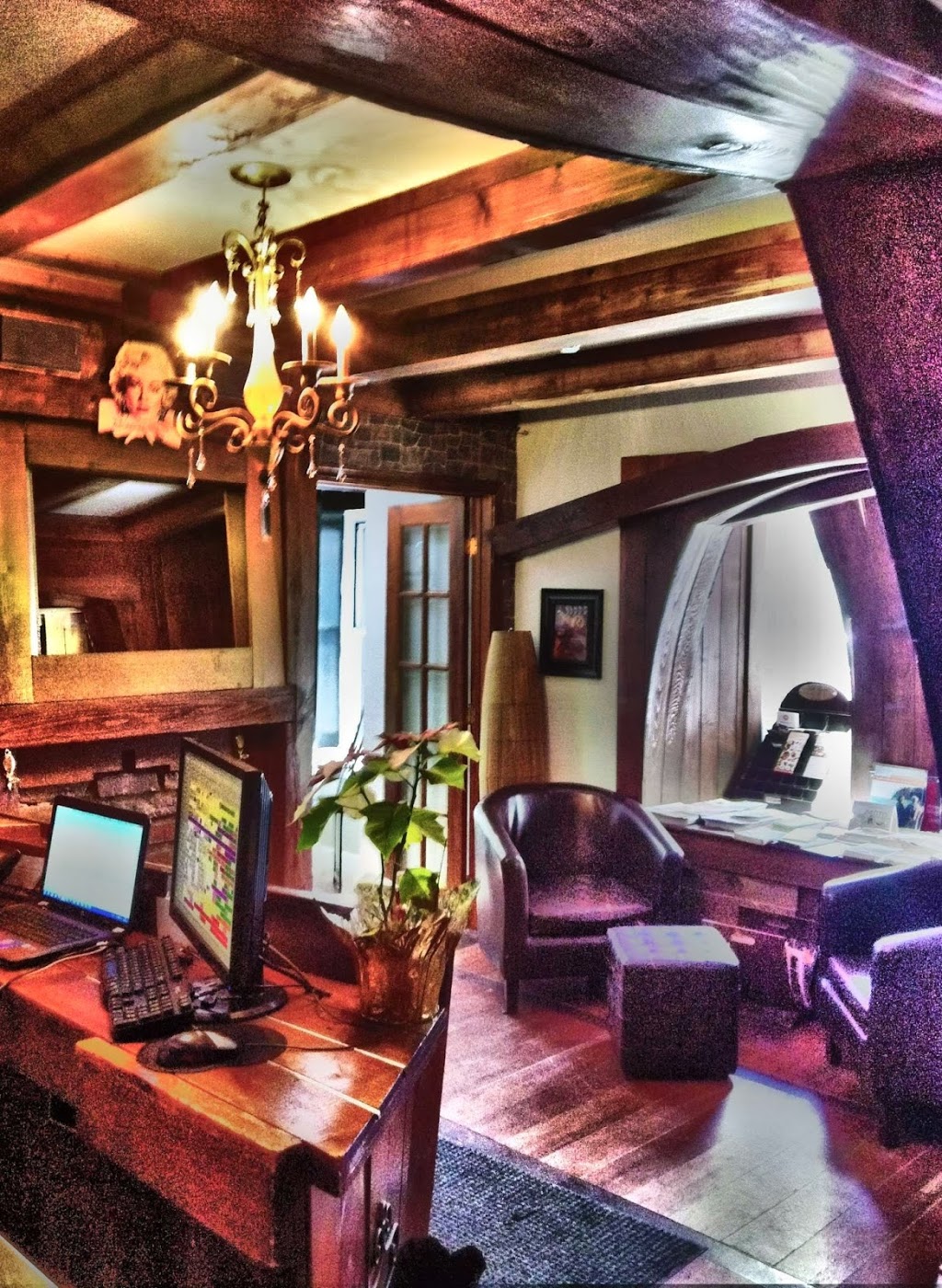 Celebrities Hotel | 1095 Rue Saint-Denis, Montréal, QC H2X 3J3, Canada | Phone: (514) 849-9688