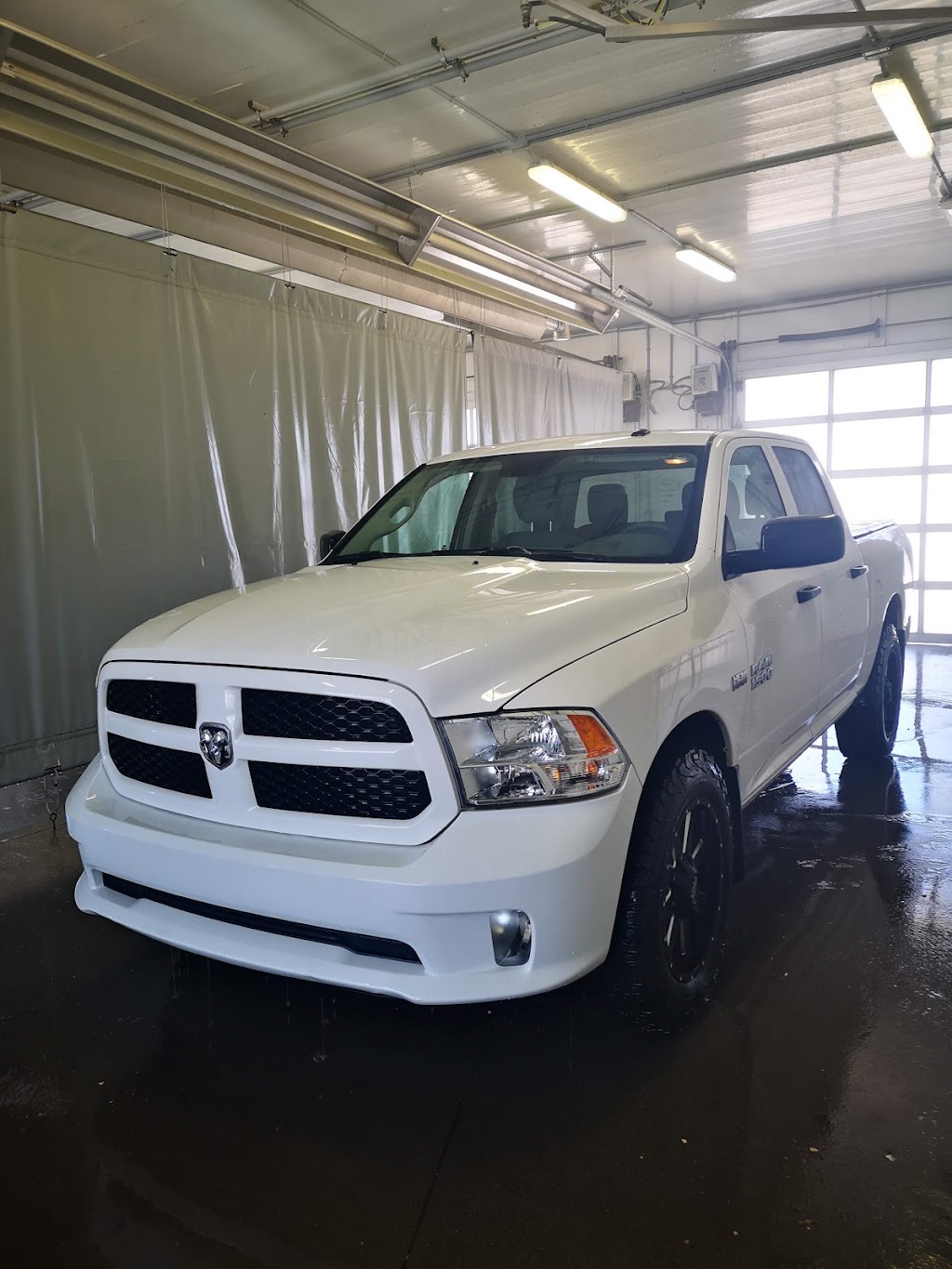 Silver Spray Wash | 988 Waterton Ave, Pincher Creek, AB T0K 1W0, Canada | Phone: (403) 627-4255