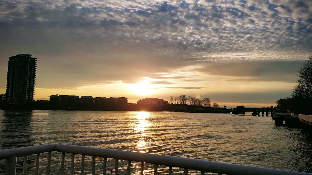 Waterfront Esplanade and Park | 1260 Quayside Dr, New Westminster, BC V3M 6E1, Canada | Phone: (604) 521-3711