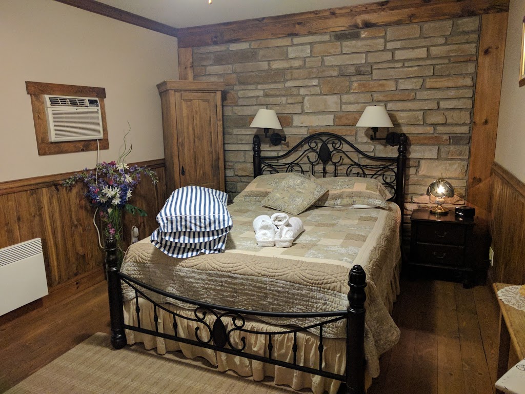 Auberge Le Saint-Bohème | 1397 Chemin de la Mullen, Rivière-Rouge, QC J0T 1T0, Canada | Phone: (819) 275-2796