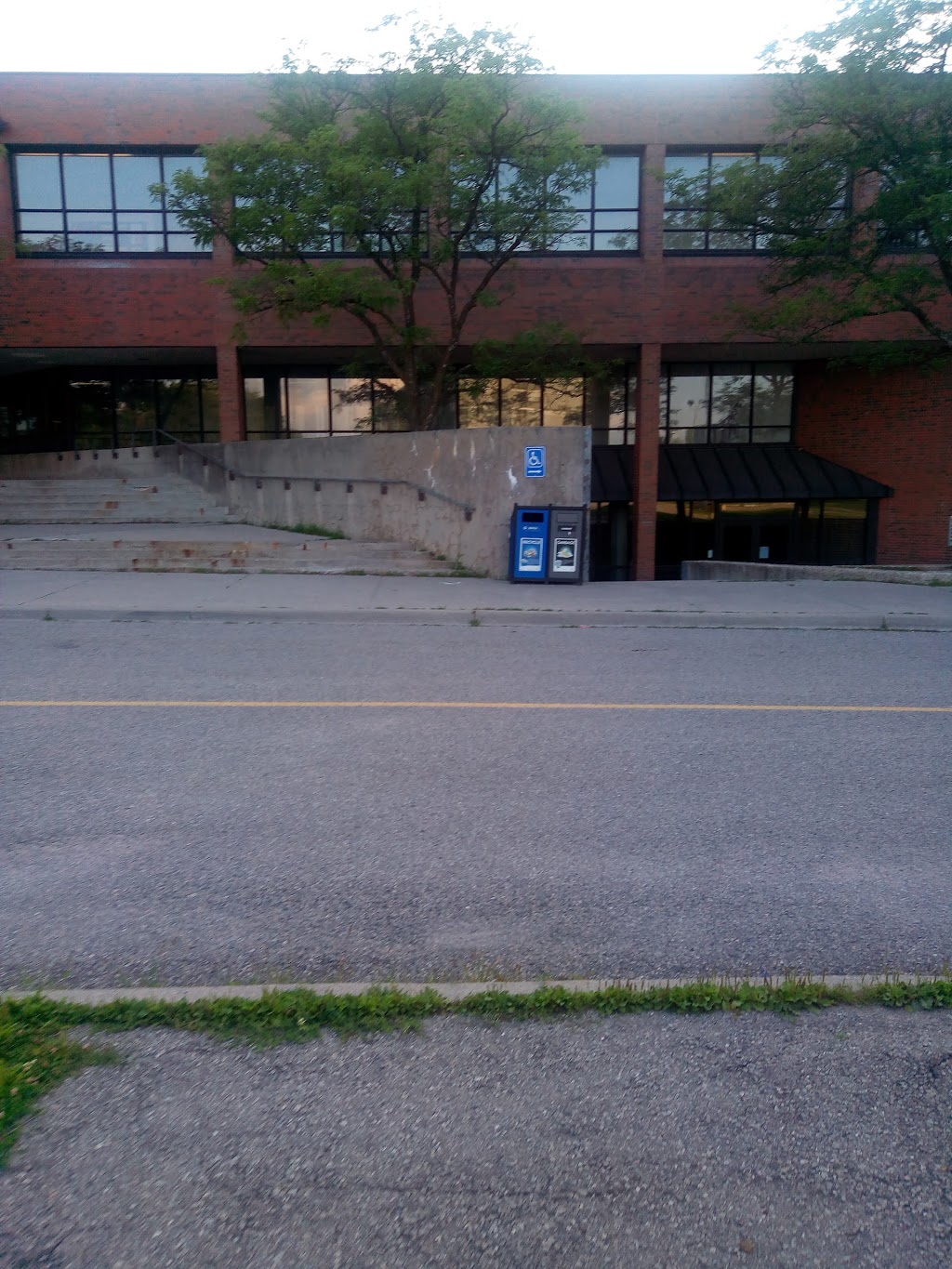 Aurora High School | 155 Wellington St W, Aurora, ON L4G 2P4, Canada | Phone: (905) 727-3107