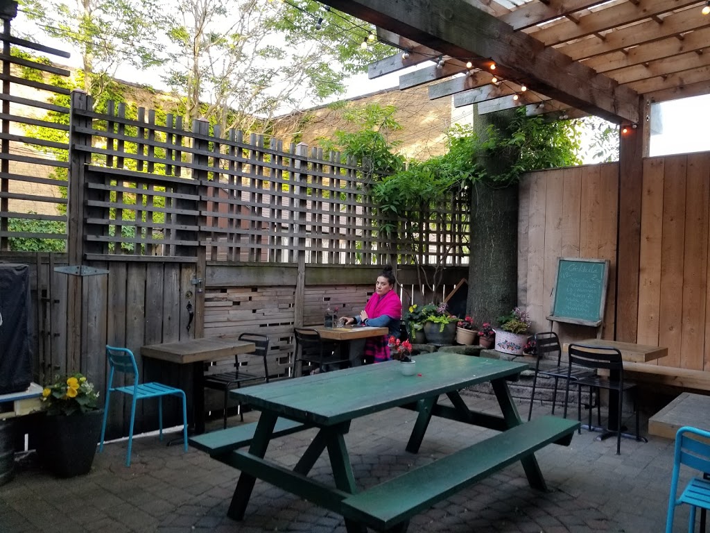 Wallflower | 1665 Dundas St W, Toronto, ON M6K 1V2, Canada | Phone: (647) 352-5605