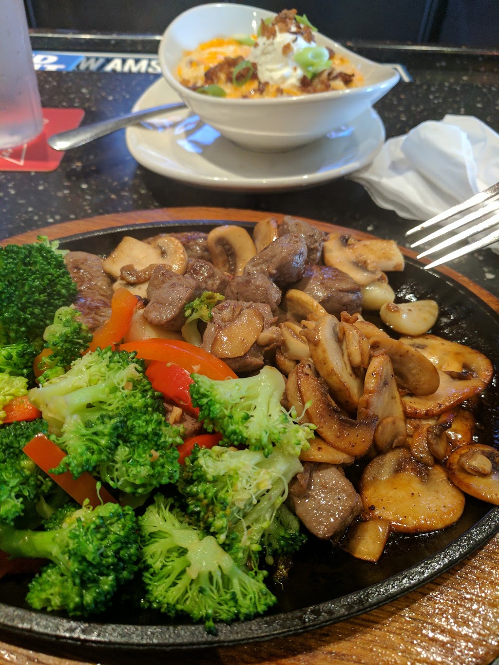 Applebees | 2187, 240 Huron Church Rd #240, Windsor, ON N9C 2L8, Canada | Phone: (519) 972-3000