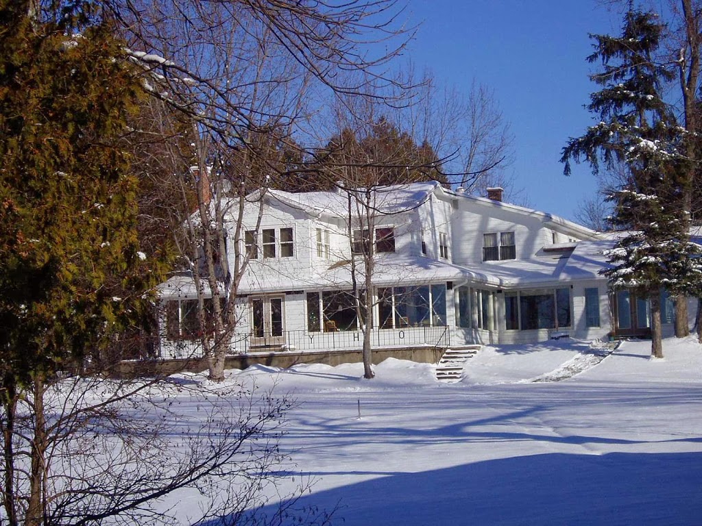 Tally Ho Inn | 2222 ON-60, Huntsville, ON P1H 2J6, Canada | Phone: (705) 635-2281