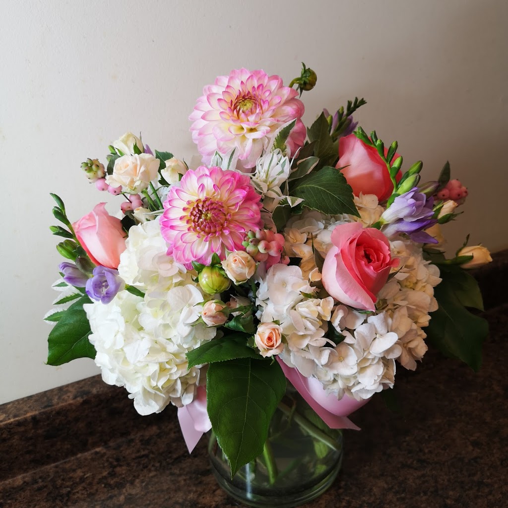 Lakeshore Village Flowers | 146 Thirtieth St Suite 100, Etobicoke, ON M8W 3C4, Canada | Phone: (416) 251-2287