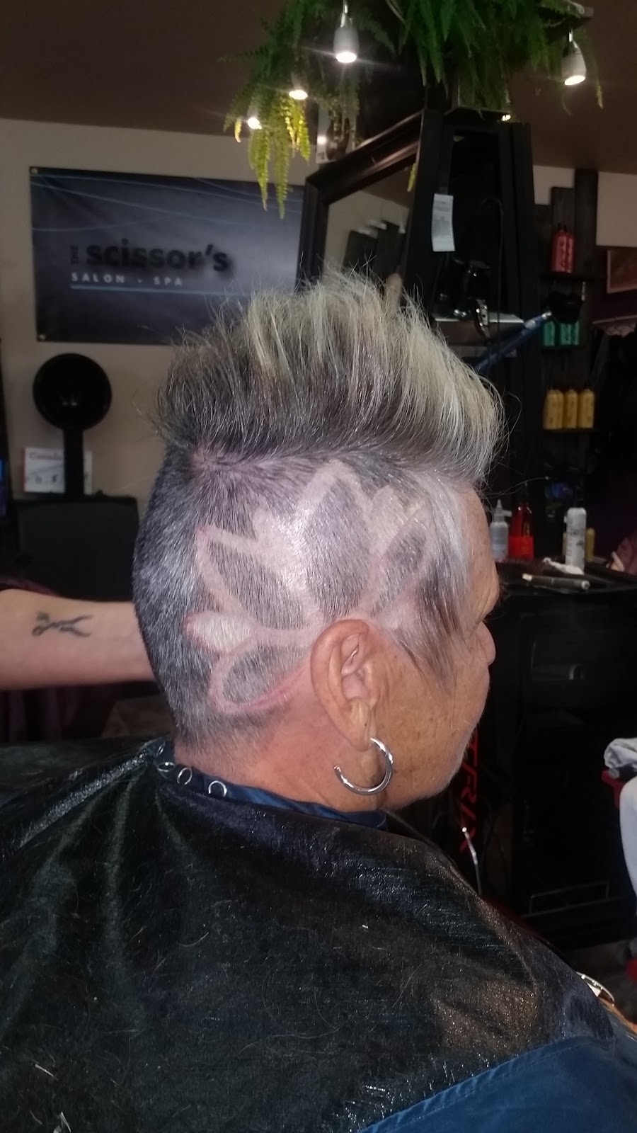 Scissors Edge | 5431 Minnetonka Rd, Roseneath, ON K0K 2X0, Canada | Phone: (905) 352-2211