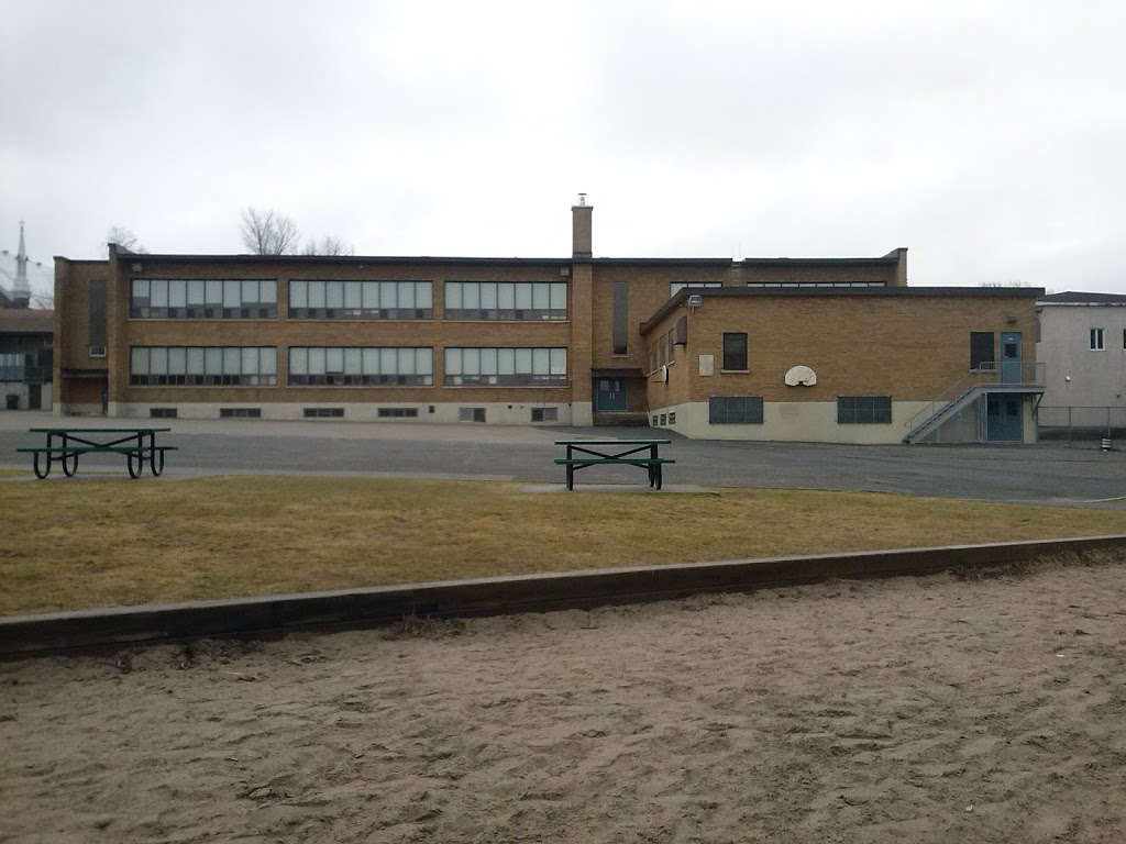 Ecole Ste-Marie | 148 Rue Saint Louis, Warwick, QC J0A 1M0, Canada | Phone: (819) 358-6881