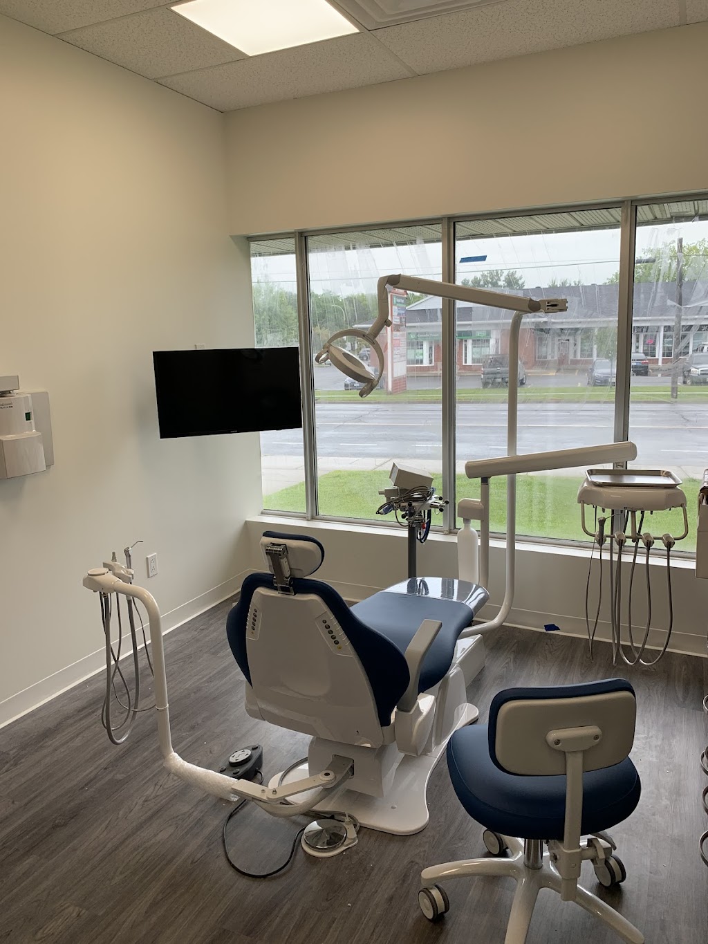 Diamond Dental Orleans Blackburn Hamlet | 110 Bearbrook Rd Unit : 1, Gloucester, ON K1B 5R2, Canada | Phone: (613) 424-1010