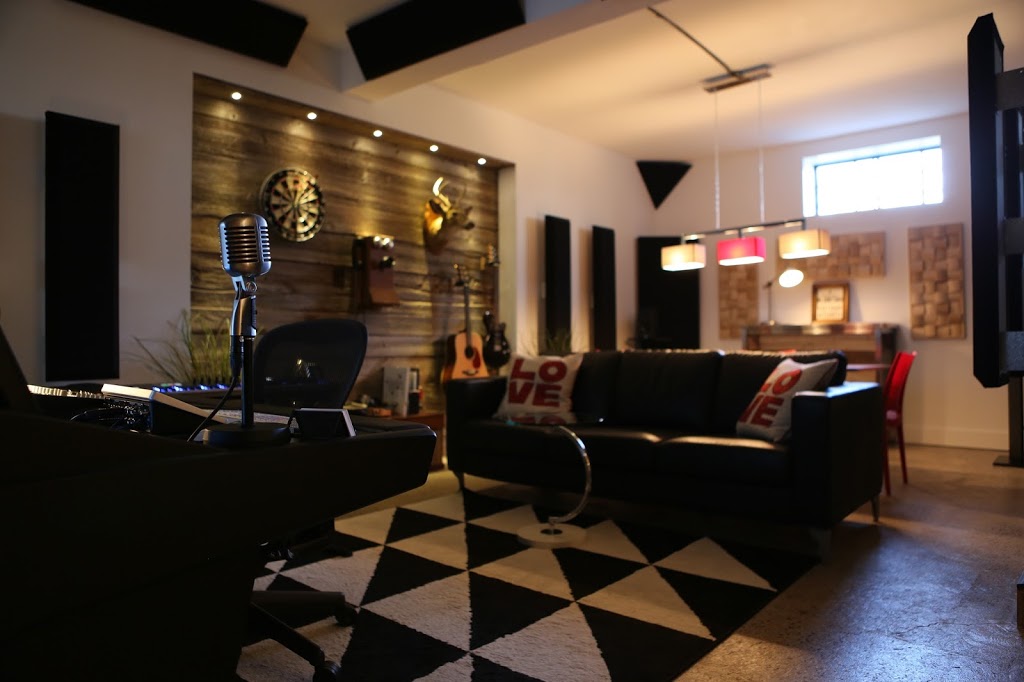 Studio Bulldog | 135 Chemin de Chambly, Longueuil, QC J4G 2T4, Canada | Phone: (514) 464-3081