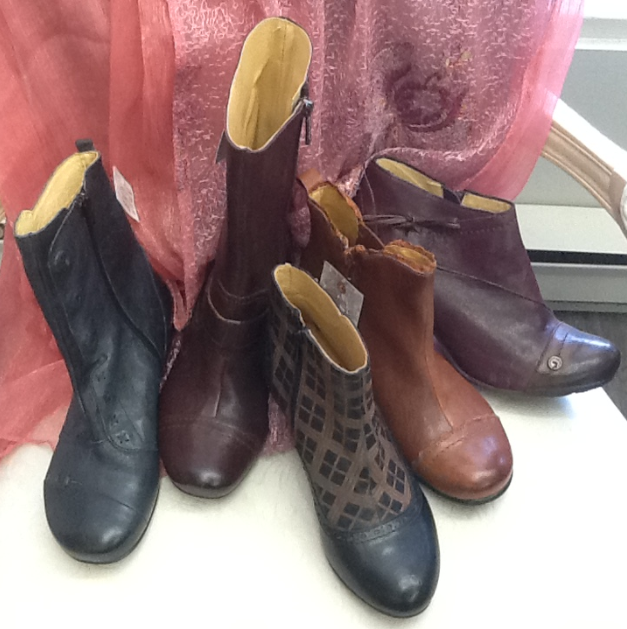 Fashion Closet | 11 Manitoba St, Bracebridge, ON P1L 1S4, Canada | Phone: (705) 641-9910